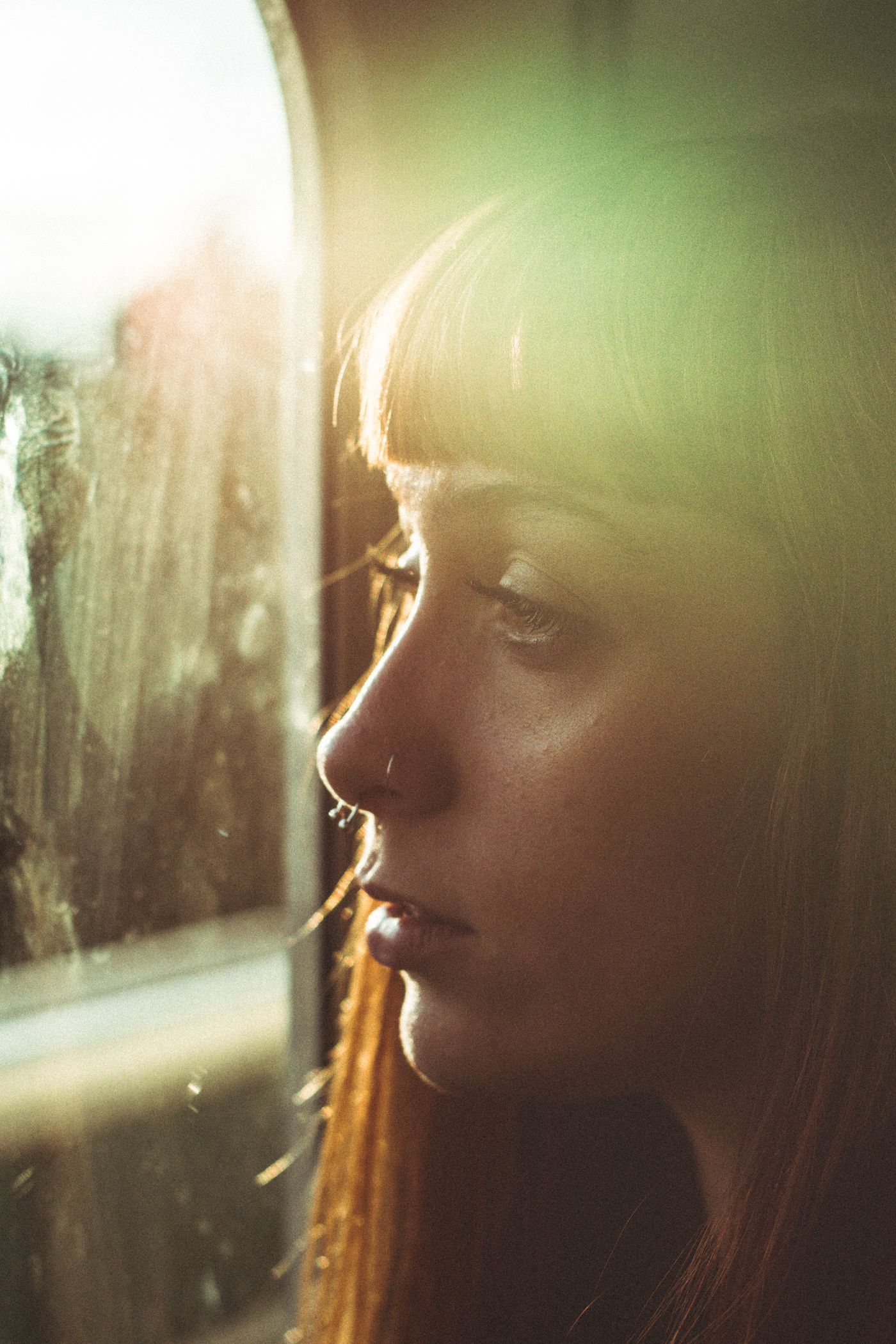 窗边悬念短剧画面